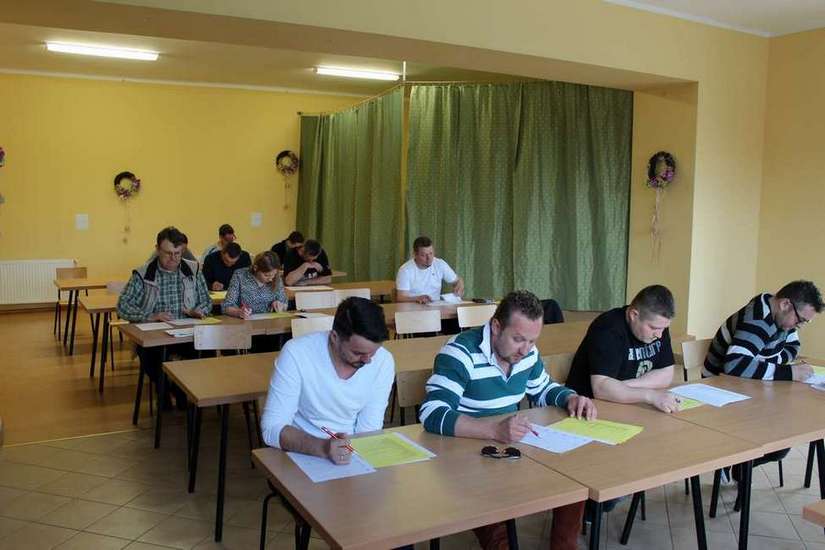 Uczestnicy Kursu w trakcie egzaminu pisemnego
