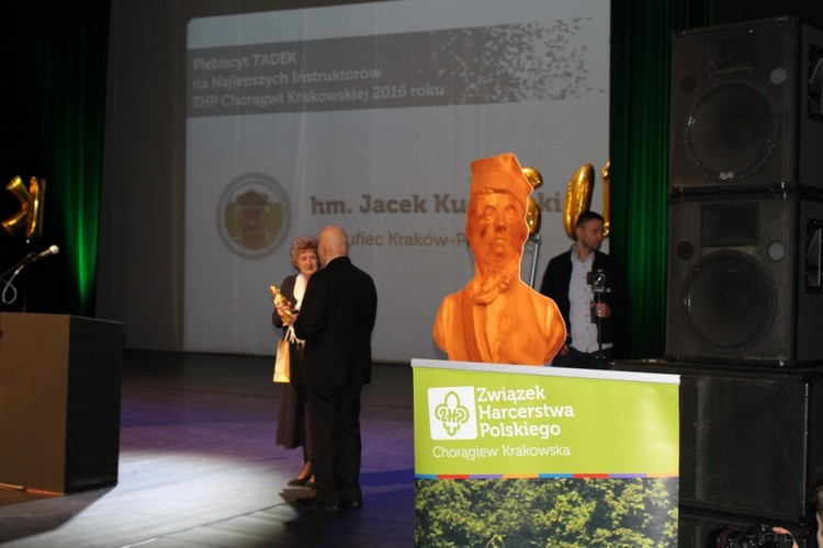 Statuetkę odbiera hm. Jacek Kucharski – laureat w kategorii Senior „Nieskończoność”