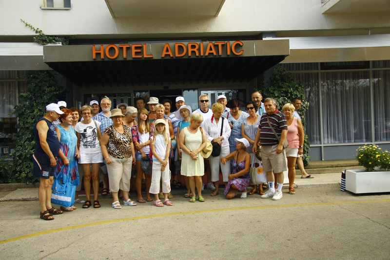 Wspólne zdjęcie Uczestników Obozu przed Hotelem „ADRIATIC” na Wyspie Krk