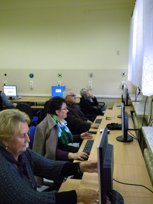 Pracownia Komputerowa Szkoły Podstawowej w Mucharzu jest wyposażona profesjonalnie i prezentuje się okazale – uczestnicy kursu w trakcie zajęć
