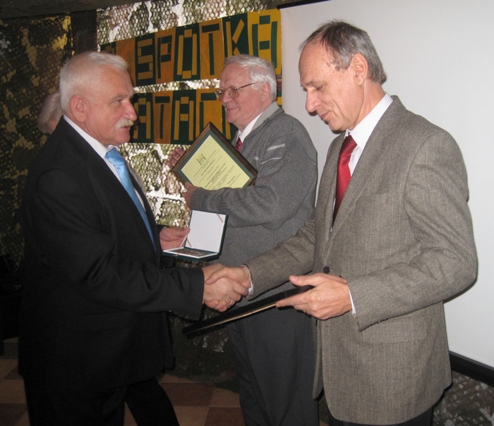 Od lewej: V-ce Prezes Zarządu, Druh hm Stanisław Piasecki, hm Zbigniew Sabiński i hm Andrzej Krzyworzeka
