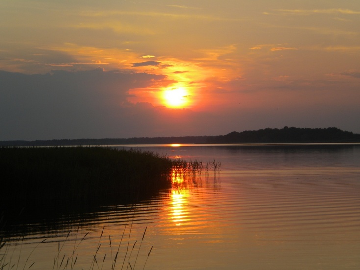 Mazury są urokliwie piękne – na zdjęciu zachód słońca na Jeziorze Seksty