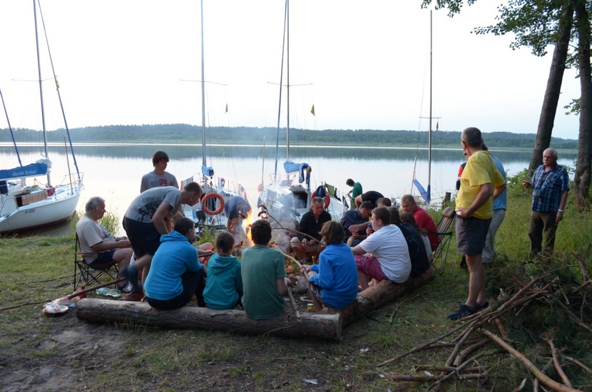 Jezioro Roś – kiełbaski upieczone na ognisku to wielki przysmak