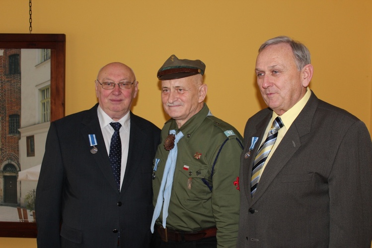 Wyróżnieni w komplecie, od lewej: hm. Janusz Francuz, hm. Jacek Kucharski i hm. Tadeusz Kubas