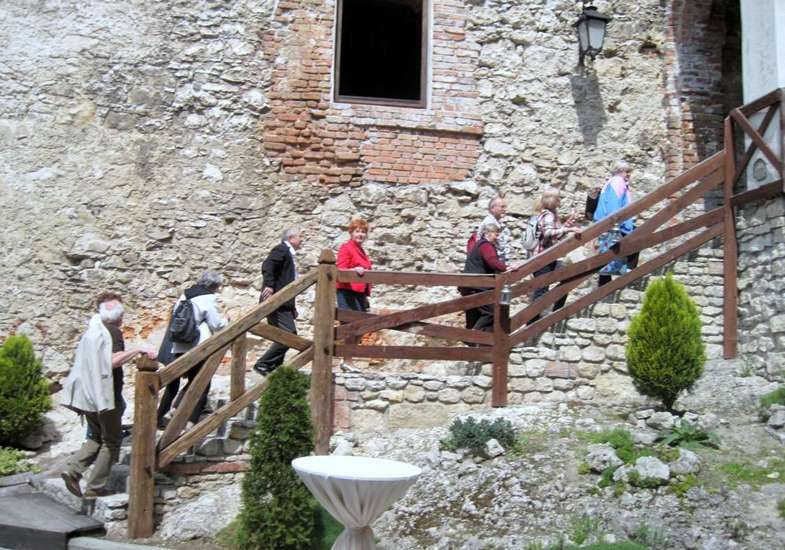Kolejne grupy zwiedzających docierają do zamku