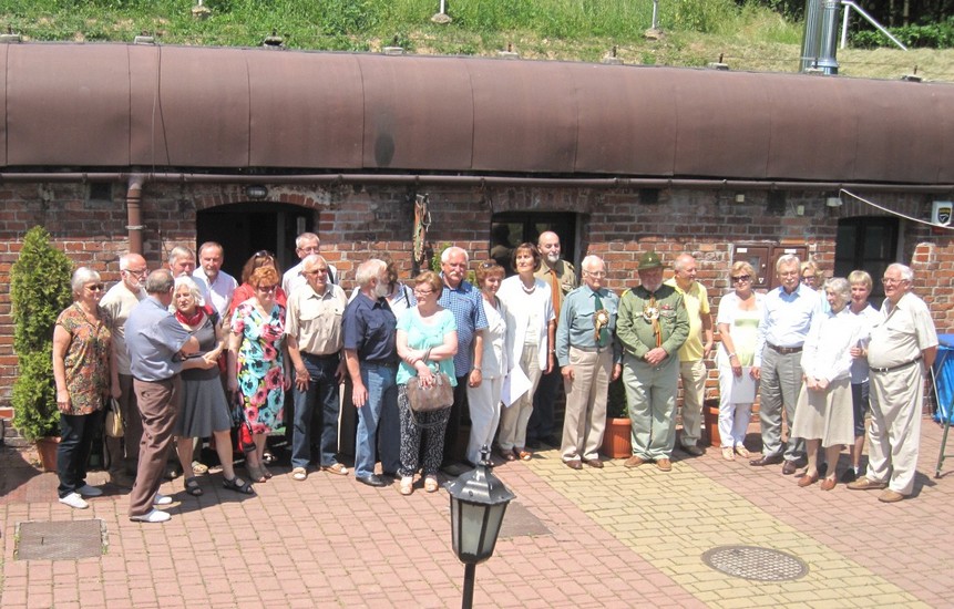 Uczestnicy spotkania przed Fortem nr 39 w Olszanicy