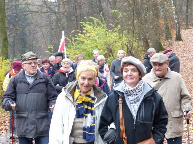Na trasie Marszu, w pierwszym rzędzie od lewej: phm Bogdan Marzec, hm Maria Trzmiel, hm Magdalena Migacz i hm Marek Dobosz