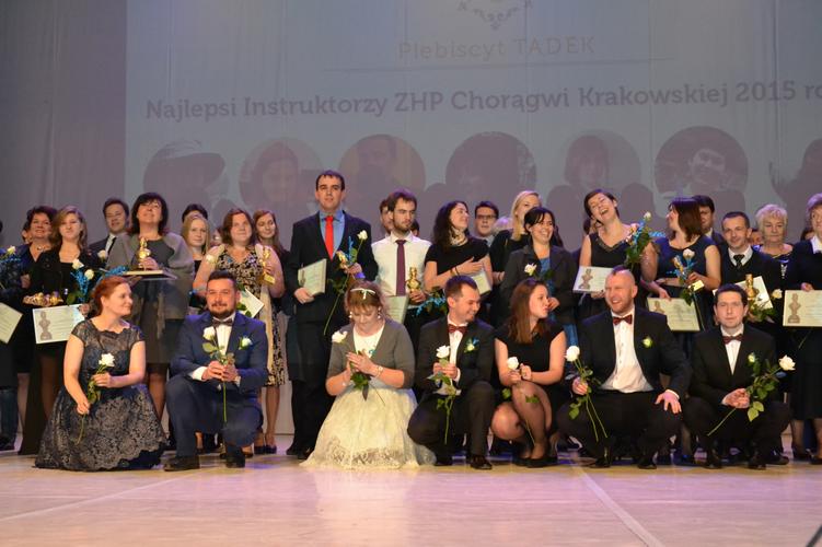 W pierwszym rzędzie przykucnęli członkowie Komendy Chorągwi, za nimi tegoroczni laureaci i nominowani