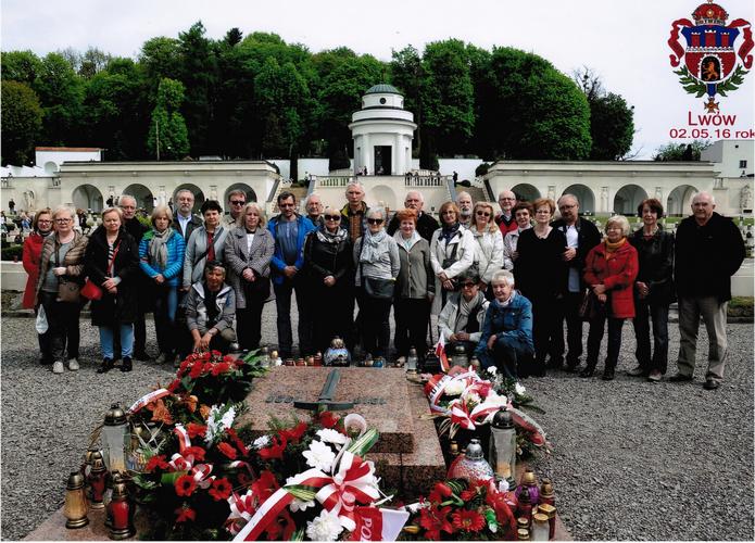 Wspólne zdjęcie na Cmentarzu Orląt Lwowskich