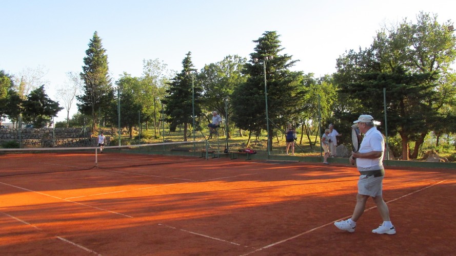 Korty tenisowe – na pierwszym planie Druh hm Marek Dobosz