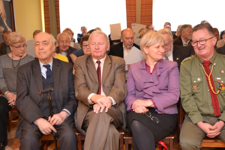 W pierwszym rzędzie od lewej: hm. Władysław Pancerz, prof. hm. Józef Lipiec oraz zaproszeni goście, Pani Renata Kloryga i hm. Henryk Chrobak (Fot. H.Cz.)