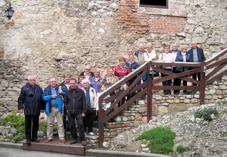Uczestnicy spotkania zwiedzający zamek