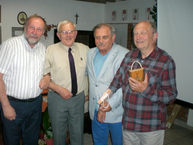 Ze swoim drużynowym phm. Bogdanem Marcem – od lewej: hm. Zbigniew Urbaniec, hm. Marek Dobosz, hm. Władysław Dobosz