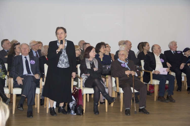 Profesor dr hab. Teresa Grzybek, obok siedzą prof. dr hab. Józef Lipiec, dr Maria Rogóż, dh Lesław Połomski