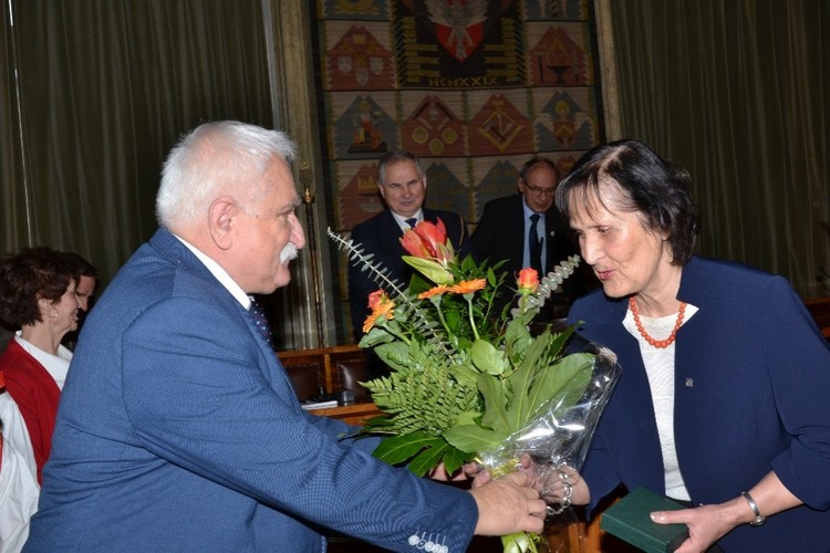 Medal i podziękowania od członków Zarządu odbiera hm. Danuta Noszka - Leśniewska