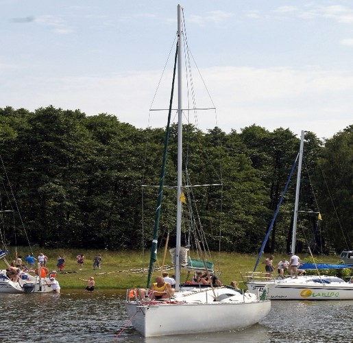 Jezioro Płaskie – flotylla pod żaglami i manewry cumowania przy brzegu