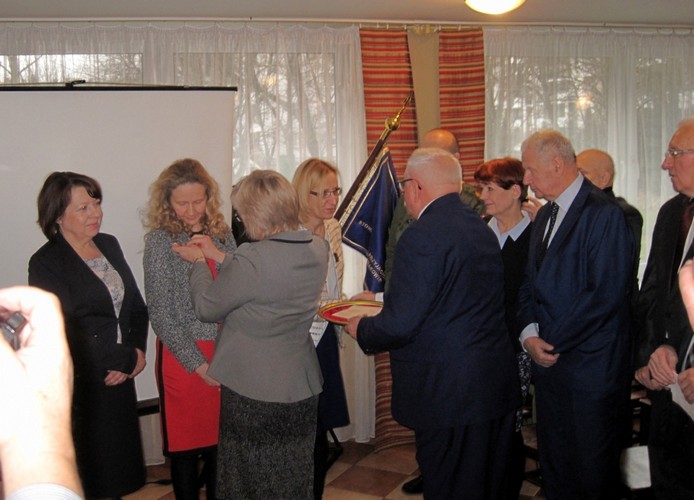 Odznaki „Przyjaciel Dziecka” otrzymały (od lewej): mgr Krystyna Dudek, mgr Małgorzata Ożóg i mgr Aneta Barcentewicz