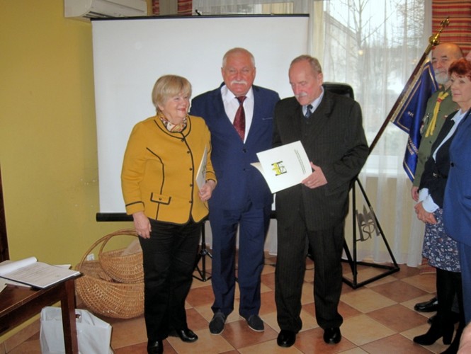 Nowi Kawalerowie SPH (od lewej): hm. Krystyna Wywiał i hm. Ferdynand Nawratil, w środku V-ce Prezes SPH hm. Stanisław Piasecki