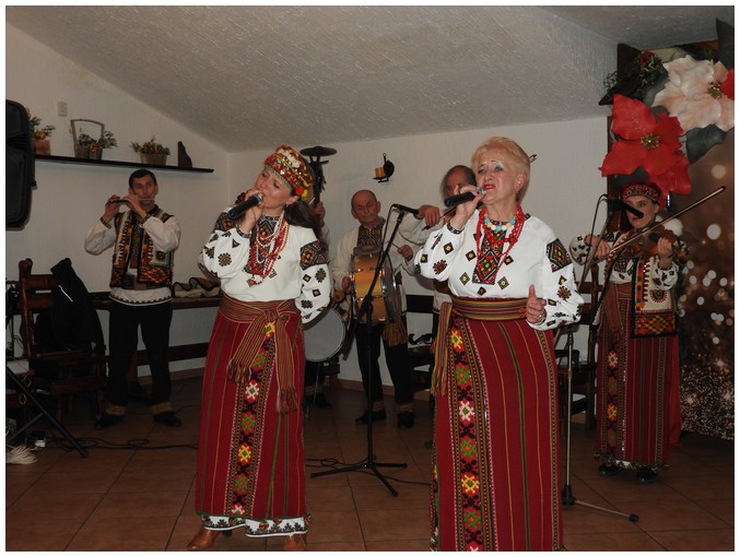 Zespół folklorystyczny „Barwy Karpat” w trakcie koncertu