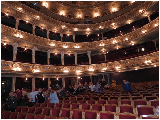 Wnętrze Opery we Lwowie robi na wszystkich duże wrażenie
