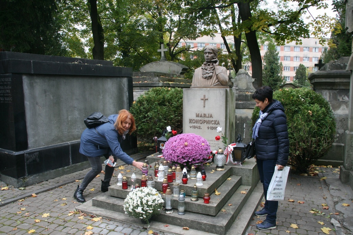 Miejsce spoczynku Marii Konopnickiej na Cmentarzu Łyczakowskim. Znicze zapalają od lewej Druhna Grażyna Kępa, po prawej Druhna Ewa Dudkowska.